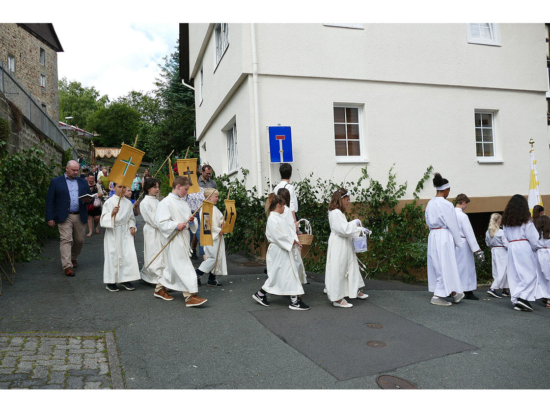 Fronleichnamsprozession durch die Straßen von Naumburg (Foto: Karl-Franz Thiede)